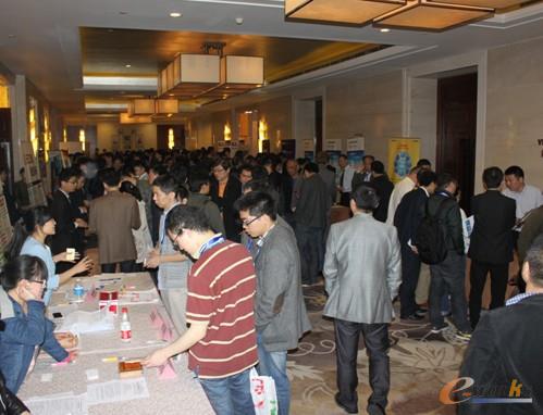 MES應用年會觀眾參觀廠商展臺