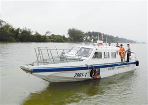 深圳產巡邏艇護衛萬噸海警船