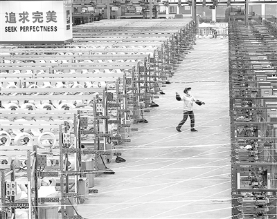 圖為九江巨石集團(tuán)生產(chǎn)線。 本報(bào)記者 劉 興攝