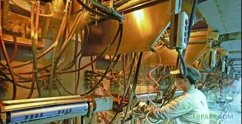 近日,由四川富潤企業(yè)重組投資有限責(zé)任公司旗下四川省玻纖集團(tuán)有限公司(簡稱“四川玻纖”)自主研發(fā),自主投資建設(shè)的全球首個玄武巖連續(xù)纖維池窯中試項目在四川省德陽市羅江區(qū)成功點火。該項目總投資9000萬元,項目點火運行成功后,四川玻纖將成為世界第一家采用池窯方式生產(chǎn)玄武巖纖維的企業(yè)。 玄武巖連續(xù)纖維是以天然的火山噴出巖為原料,在1450℃~1500℃熔融后,經(jīng)鉑銠合金漏板高速拉絲而形成的連續(xù)纖維,具有熱傳導(dǎo)系數(shù)低、水泥相容性好、介電系數(shù)高、吸音系數(shù)高、耐溫性佳(-269℃~700℃)、抗氧化、抗輻射、過濾性好、抗壓縮強(qiáng)度和剪切強(qiáng)度高等特點,廣泛運用于國防軍工、交通運輸、車船制造、電子信息、航空航天等各個領(lǐng)域,被國家視為戰(zhàn)略性新興產(chǎn)業(yè),也被四川列為四大高端新型成長型產(chǎn)業(yè)之一。 近年來,四川玻纖先后組建13個實驗室致力于玄武巖纖維研發(fā),前后攻克玄武巖纖維生產(chǎn)領(lǐng)域數(shù)十個技術(shù)難題,研發(fā)出一整套池窯生產(chǎn)連續(xù)玄武巖纖維的生產(chǎn)工藝,徹底改變傳統(tǒng)玄武巖纖維生產(chǎn)技術(shù)成本高、產(chǎn)能低、品質(zhì)不穩(wěn)定的問題。目前,該公司已申報發(fā)明專利8項,實用新型專利8項,企業(yè)專有技術(shù)11項,深加工后續(xù)專利仍在持續(xù)申報。