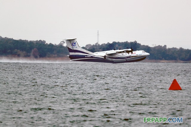 8時(shí)51分,由機(jī)長(zhǎng)趙生、副駕駛陳明、機(jī)械師魏鵬和監(jiān)控觀察員孫康寧組成的首飛機(jī)組,按預(yù)定科目,駕駛著AG600劃開深藍(lán)色的湖面,英姿颯爽,身后留下一條波光粼粼的水痕。加速、機(jī)頭昂起……AG600宛如一條東方巨龍從水面踏浪而起,直插云霄。 ?AG600水上起飛瞬間 9時(shí)05分,飛機(jī)像一只靈動(dòng)的沙鷗,平穩(wěn)地貼著水面滑行、輕盈入水,濺起歡快的水花。觀眾席響起了熱烈的掌聲。 ?AG600著水瞬間 伴隨著《歌唱祖國(guó)》的動(dòng)人旋律,AG600飛機(jī)通過氣勢(shì)恢弘的水門回到主席臺(tái)前。機(jī)長(zhǎng)趙生報(bào)告順利完成首次水上起降科研試飛任務(wù)!9時(shí)18分,AG600水上首飛圓滿成功!這是繼2017年12月24日AG600成功實(shí)現(xiàn)陸上首飛后又一歷史性時(shí)刻。 ?AG600著水瞬間 工業(yè)和信息化部部長(zhǎng)苗圩,湖北省副省長(zhǎng)曹廣晶,工業(yè)和信息化部副部長(zhǎng)辛國(guó)斌,科技部秘書長(zhǎng)苗少波,國(guó)家國(guó)防科技工業(yè)局副局長(zhǎng)田玉龍,中國(guó)民航局總工程師殷時(shí)軍,大飛機(jī)專項(xiàng)專家組組長(zhǎng)、院士張彥仲,國(guó)家應(yīng)急管理部森林消防局副司令員閆鵬,陸軍裝備部副部長(zhǎng)陳郁虹,空軍裝備部副部長(zhǎng)宮繼宏,荊門市委書記張愛國(guó),中國(guó)航發(fā)副總經(jīng)理王之林,中國(guó)商飛副總經(jīng)理周新民,航空工業(yè)董事長(zhǎng)、黨組書記譚瑞松等領(lǐng)導(dǎo)出席儀式。 ?AG600入水瞬間 中央軍民融合辦、國(guó)家發(fā)展改革委、科技部、工信部、財(cái)政部、交通運(yùn)輸部、應(yīng)急部、國(guó)資委、國(guó)防科工局、林草局、民航局等政府部門及有關(guān)單位,湖北、廣東省等地方政府,軍委裝備發(fā)展部、陸軍、海軍、空軍、武警部隊(duì)等軍方機(jī)構(gòu),航空工業(yè)老領(lǐng)導(dǎo),中國(guó)商飛、中國(guó)航發(fā)、中電科等兄弟單位,高校,金融機(jī)構(gòu),防火、救援、海監(jiān)、海事、海洋執(zhí)法等用戶代表,AG600飛機(jī)項(xiàng)目參研、參試單位的領(lǐng)導(dǎo)和代表參加了首飛儀式。